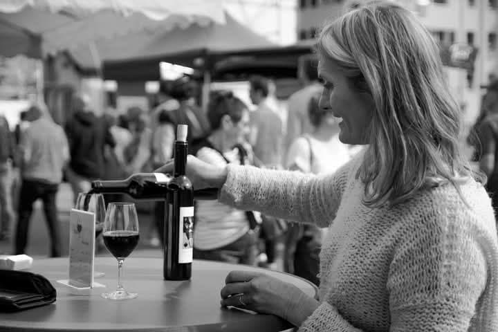 La vigneronne se déplace vers vous